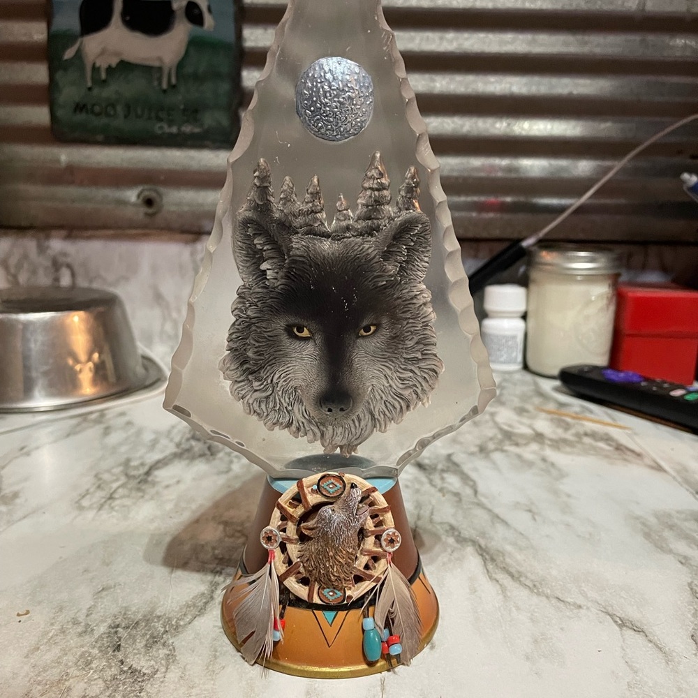 Wolf light up arrow statue